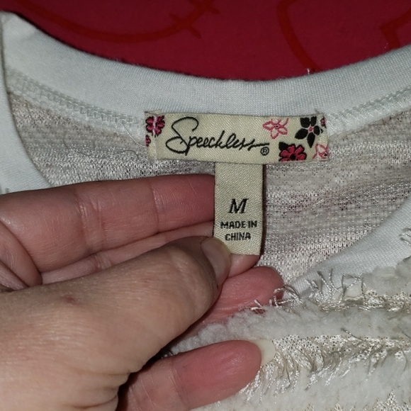 Super Cute & Soft Girl's Top - Picture 3 of 6